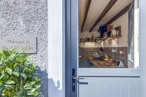 Luxury Cottage, Accessible, Ensuite (Luxury Cottage Sleeps 8 ) | Lobby - The Old Stables (Pembroke)