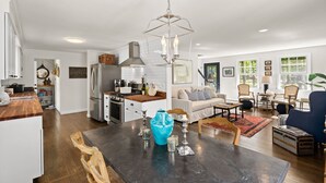 Una cocina amplia con electrodomésticos modernos, un comedor con una mesa grande y una sala de estar con asientos cómodos.