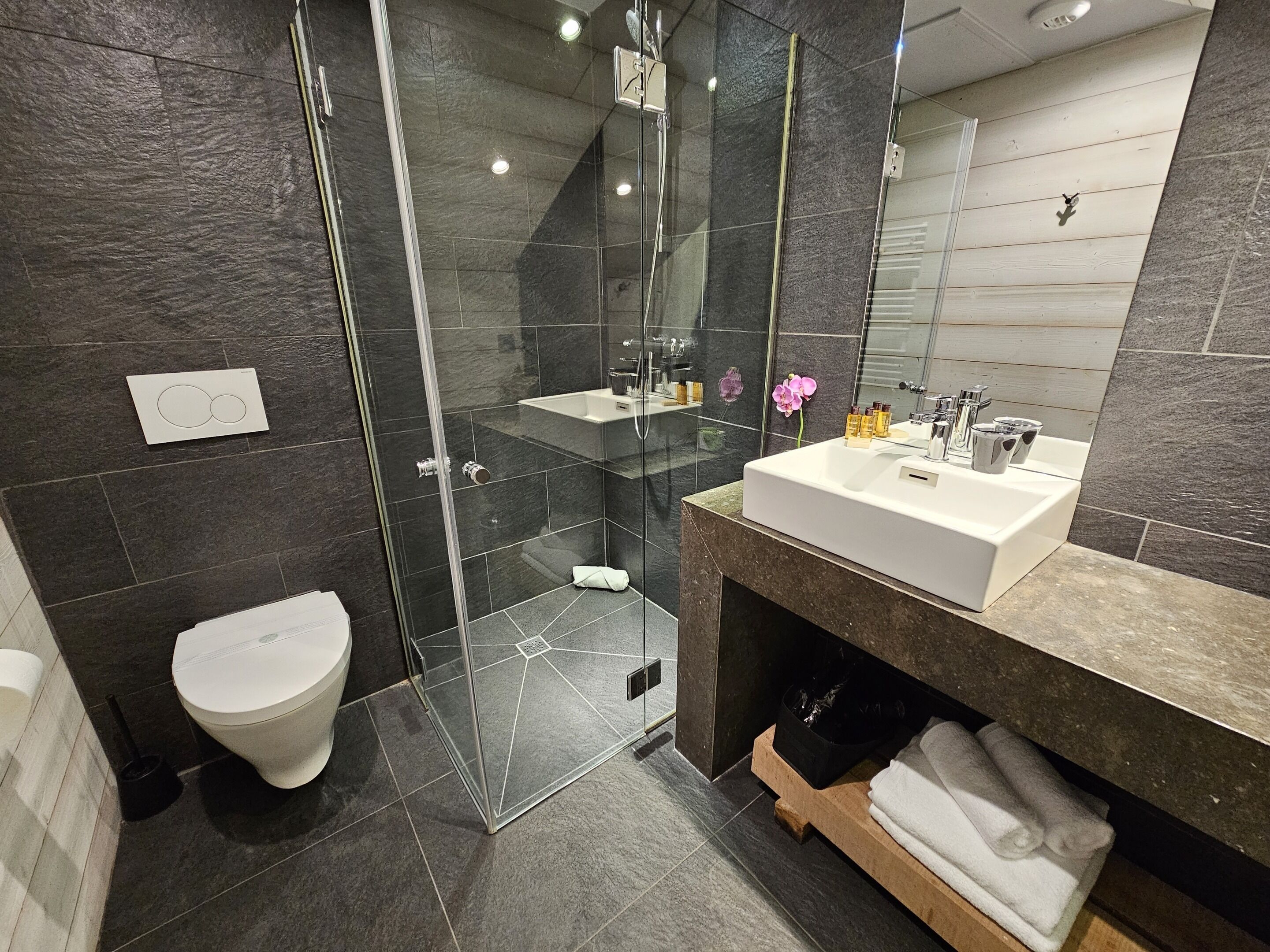 Een douche, een haardroger, handdoeken, zeep