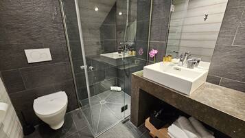 Een douche, een haardroger, handdoeken, zeep