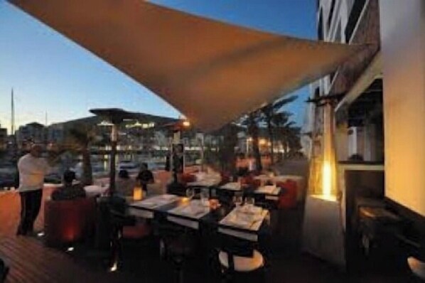 تناول الطعام بالخارج