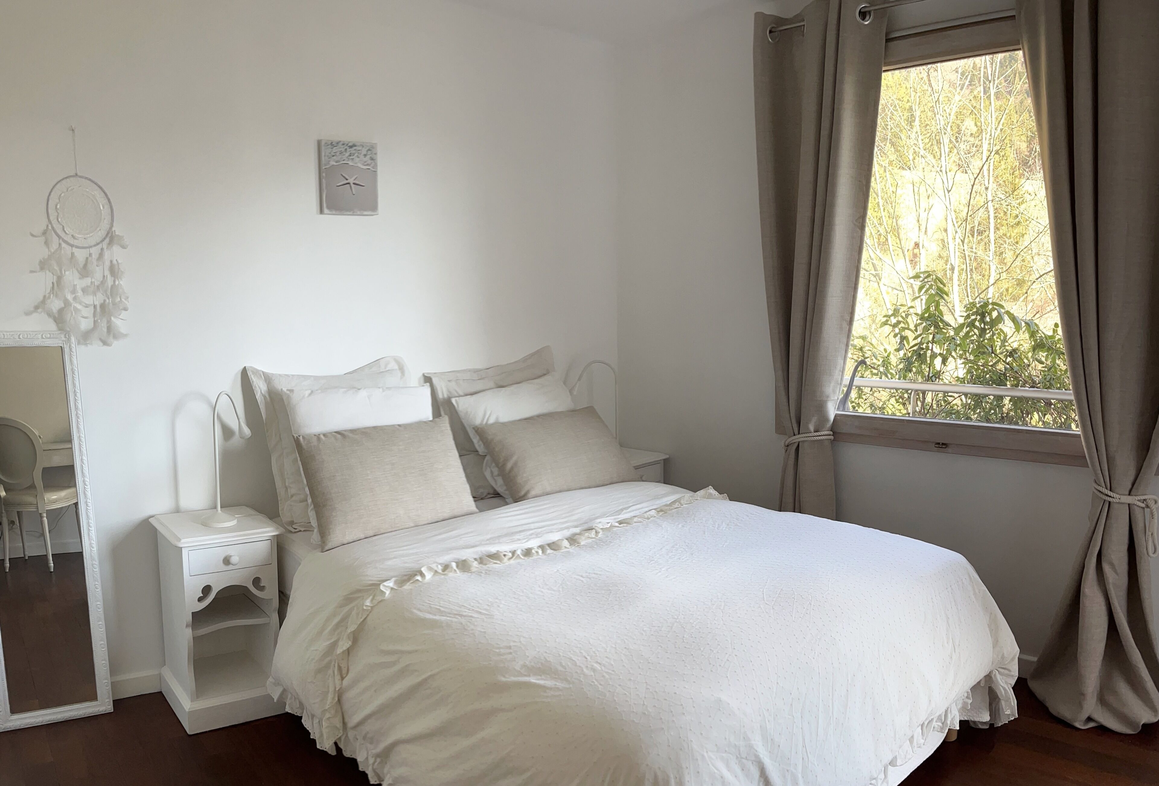 4 bedrooms, desk, iron/ironing board, free WiFi