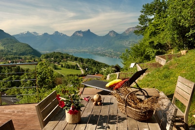Timber-frame house between lake and mountains