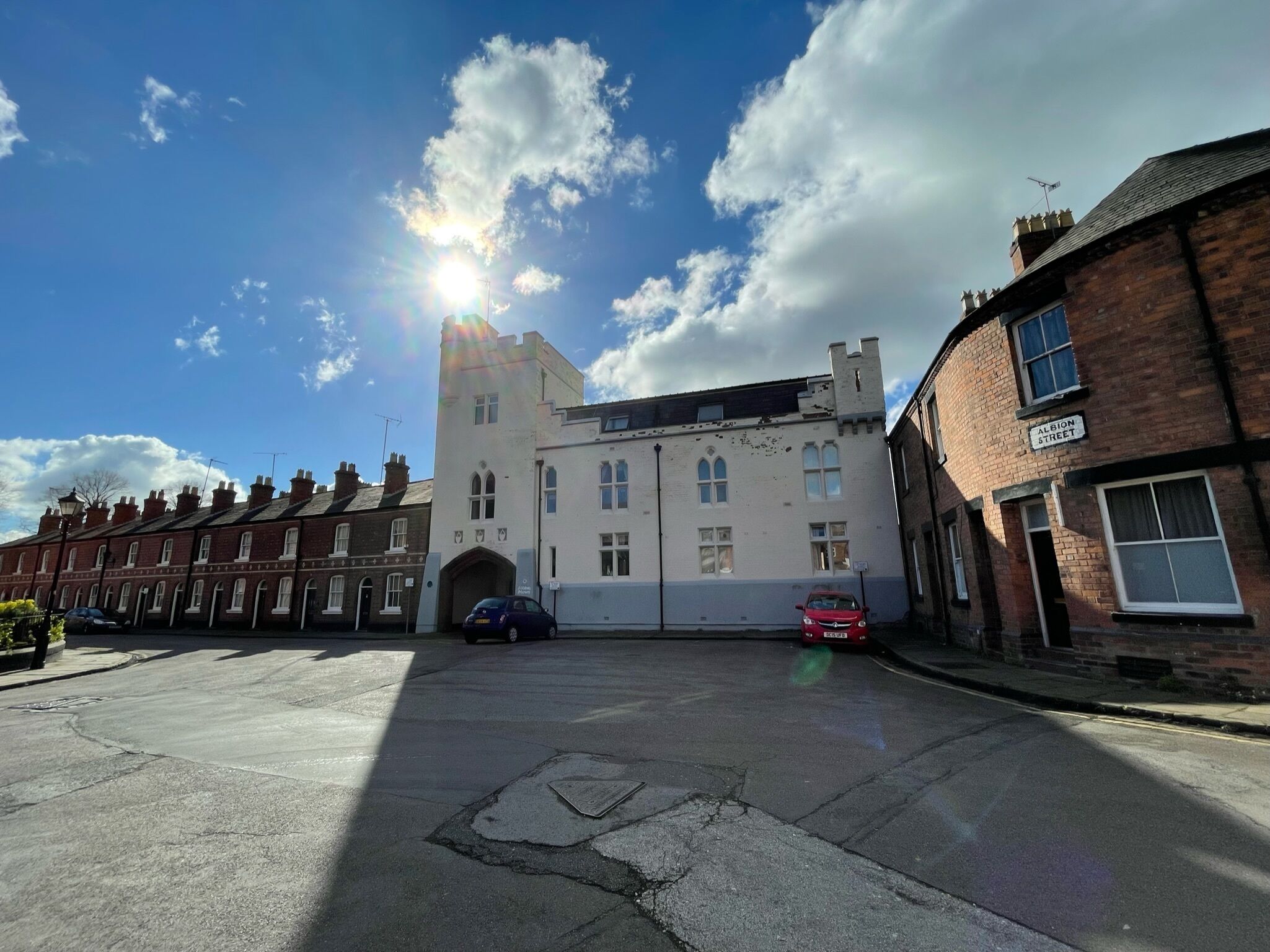 Lovely apartment in the heart of Chester with parking. Close to all attractions.