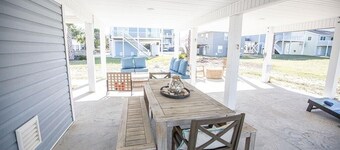 Blue Crab Cottage 4 Bedroom Home by RedAwning