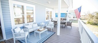 Blue Crab Cottage 4 Bedroom Home by RedAwning