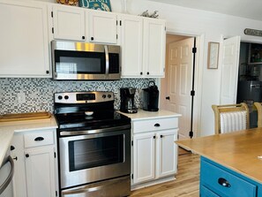 House, 4 Bedrooms | Private kitchen | Fridge, stovetop, coffee/tea maker, toaster