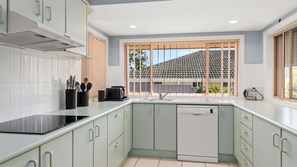 Fridge, microwave, oven, stovetop - Grandview  Soldiers Point (Soldiers Point)