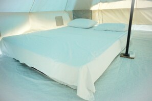 Comfort-Zelt, 1 Doppelbett, eigenes Bad, Blick auf den Innenhof | 1 Schlafzimmer, Bettwäsche aus ägyptischer Baumwolle