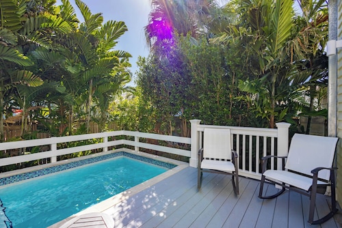 Walk to Duval, Private Pool - Keys Breeze