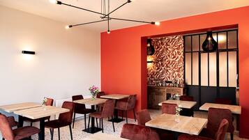 Petit déjeuner buffet (15 EUR par personne)