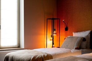 經典客房 | 高級寢具、書桌、筆電工作空間、遮光布/窗簾
