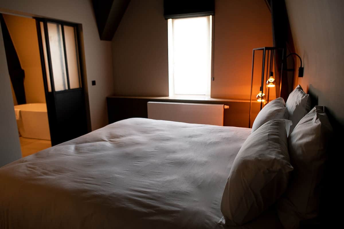 Comfort kamer | Luxe beddengoed, een bureau, een laptopwerkplek