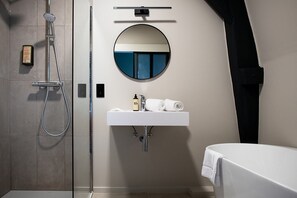 Gratis toiletartikelen, een haardroger, handdoeken