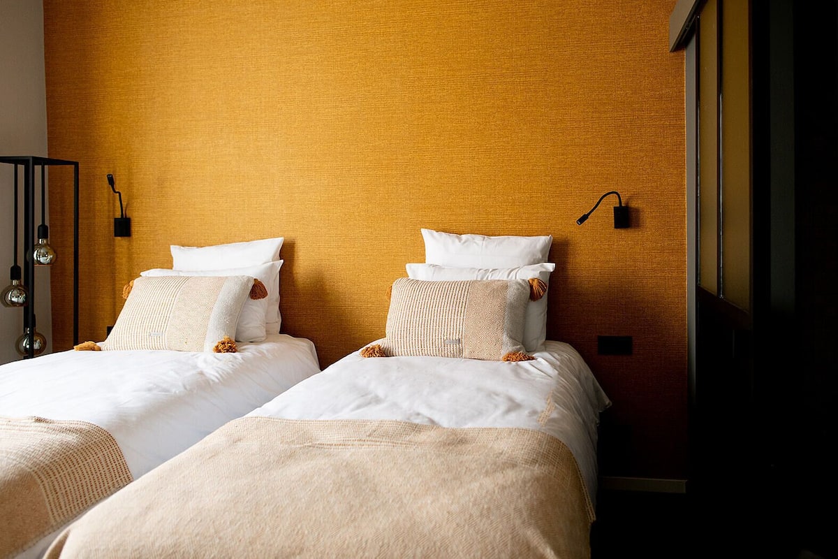Klassieke kamer | Luxe beddengoed, een bureau, een laptopwerkplek