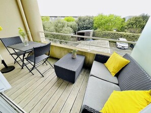 Outdoor dining - Lovely Apartment With Balcony Near The Lake (La Rochelle)