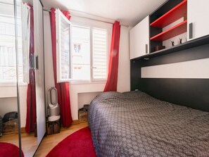 1 habitación, tabla de planchar con plancha y ropa de cama
