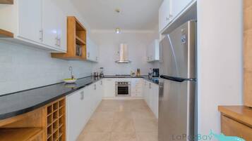 Kühlschrank, Mikrowelle, Herdplatte, Wasserkocher mit Kaffee-/Teezubehör