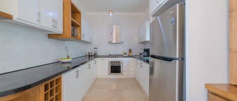 Kjøleskap, mikrobølgeovn, kokeplater og kaffetrakter/tekoker