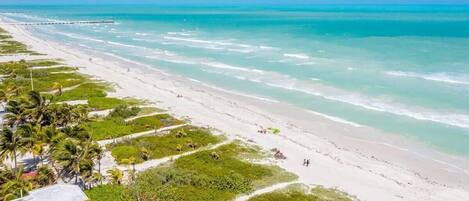 Playa en los alrededores, camastros y toallas de playa