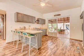 Fridge, oven, stovetop, coffee/tea maker