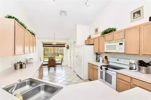 Fridge, microwave, oven, stovetop - Entire Villa with Pool and great Privacy near Disney (Kissimmee)
