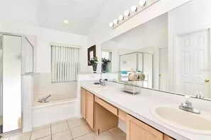 Combined shower/bathtub, hair dryer, towels, soap - Entire Villa with Pool and great Privacy near Disney (Kissimmee)