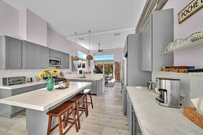 Fridge, microwave, oven, stovetop - T's Trestles Shred Chalet (San Clemente)