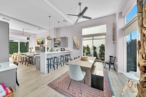 Fridge, microwave, oven, stovetop - T's Trestles Shred Chalet (San Clemente)