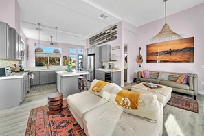 TV, fireplace - T's Trestles Shred Chalet (San Clemente)