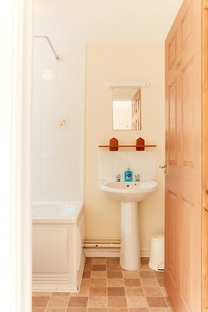 Badewanne, Haartrockner, Handtücher, Toilettenpapier
