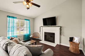 TV, offices - Sea Turtle Cottage | 3 Bed, 1 Bath (Brunswick)