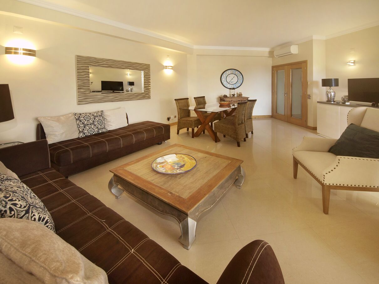 Ocean view beach apartment only a few minutes walk to the beach & restaurants 