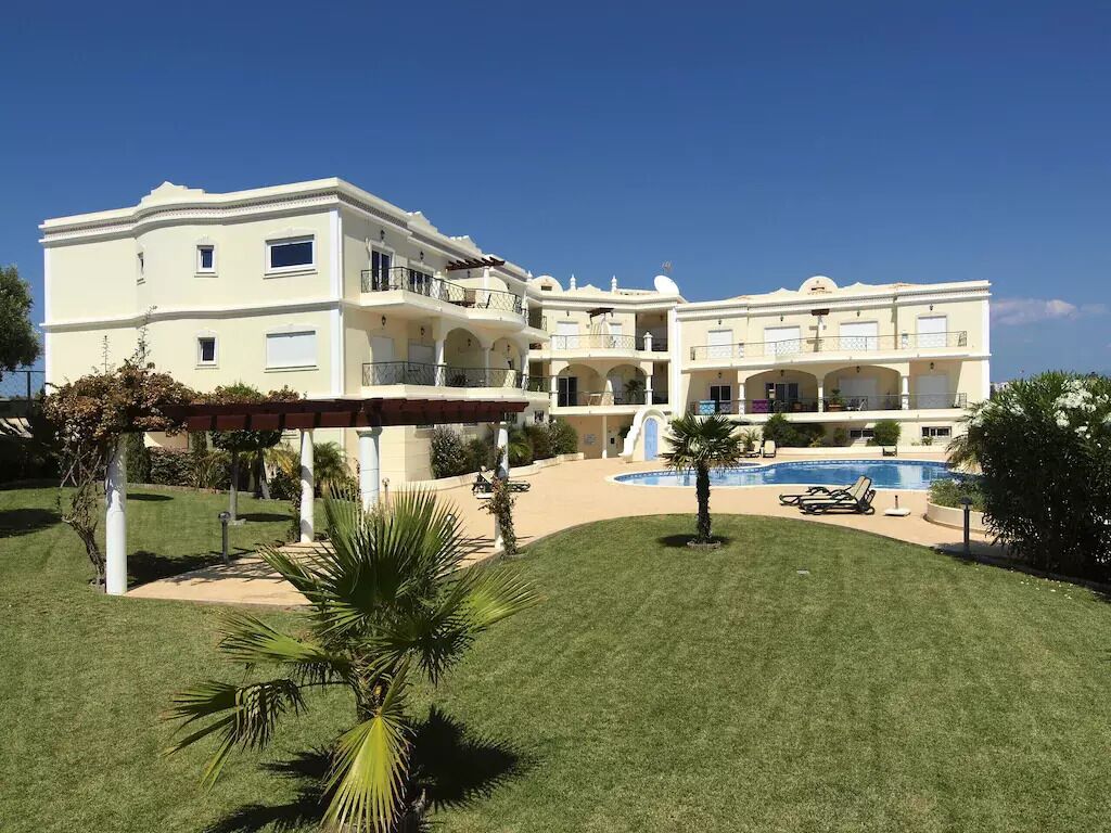 Ocean view beach apartment only a few minutes walk to the beach & restaurants 