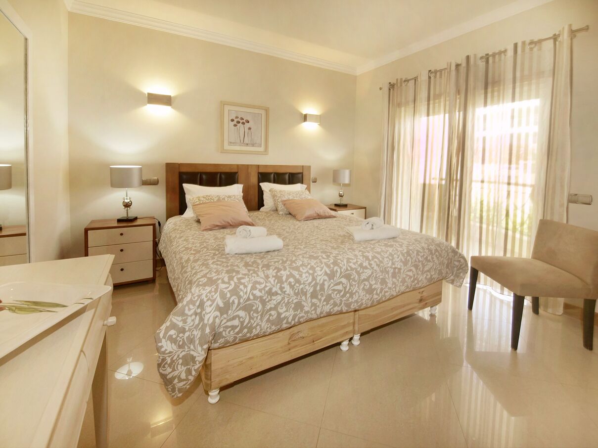 Ocean view beach apartment only a few minutes walk to the beach & restaurants 