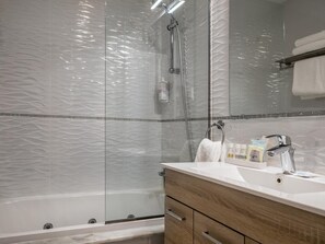 Badewanne, Whirlpool, Haartrockner, Handtücher