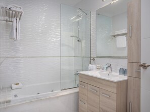 Bathtub, jetted tub, hair dryer, towels