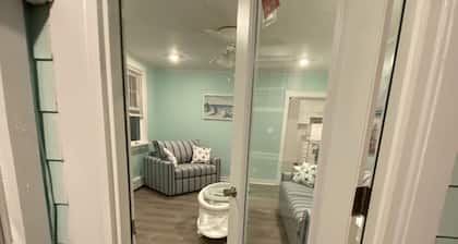 Cozy Cottage in Snug Harbor, minutes to the beach (pet friendly)