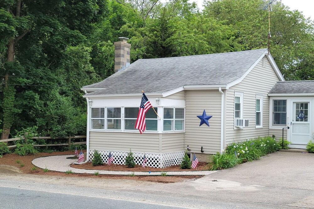 Cozy Cottage in Snug Harbor, minutes to the beach (pet friendly)