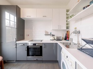 Fridge, microwave, coffee/tea maker, toaster - Beautiful Georgian flat near Oval - Pass the Keys (London)
