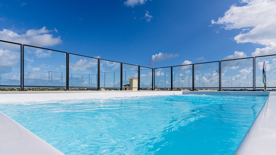 Luxury 2-bedroom Condo Right on the Strip in Palm Beach
