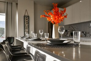 Dining - Luxury 2-bedroom Condo Right on the Strip in Palm Beach (Noord)