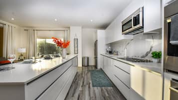 Apartment (2 Bedrooms) | Private kitchen | Microwave, oven, stovetop, dishwasher