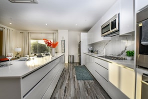 Apartment (2 Bedrooms) | Dapur peribadi | Ketuhar gelombang mikro, ketuhar, dapur, mesin basuh pinggan mangkuk