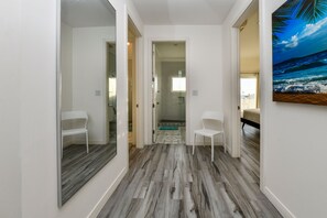 2 habitaciones y tabla de planchar con plancha