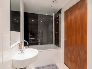 Een douche, handdoeken