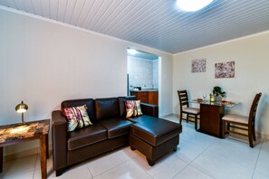 Apartamento (1 Bedroom) | Área de estar | TV