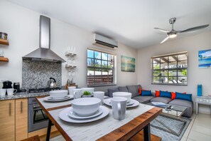 House (3 Bedrooms) | Private kitchen | Microwave, oven, stovetop, coffee/tea maker
