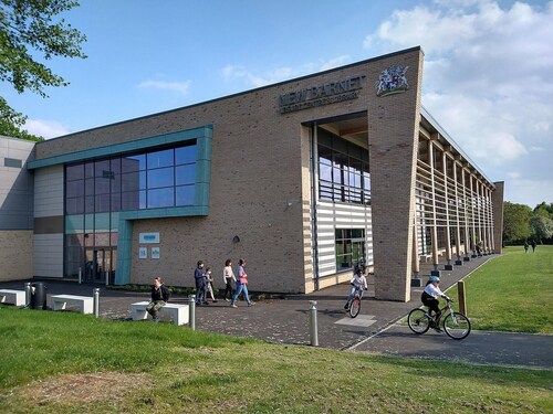 2 Bed Hollywood Movie Themed Apt