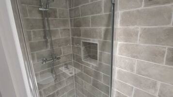 Apartment, Multiple Beds | Bathroom | Combined shower/bathtub, deep-soaking bathtub, hair dryer, towels